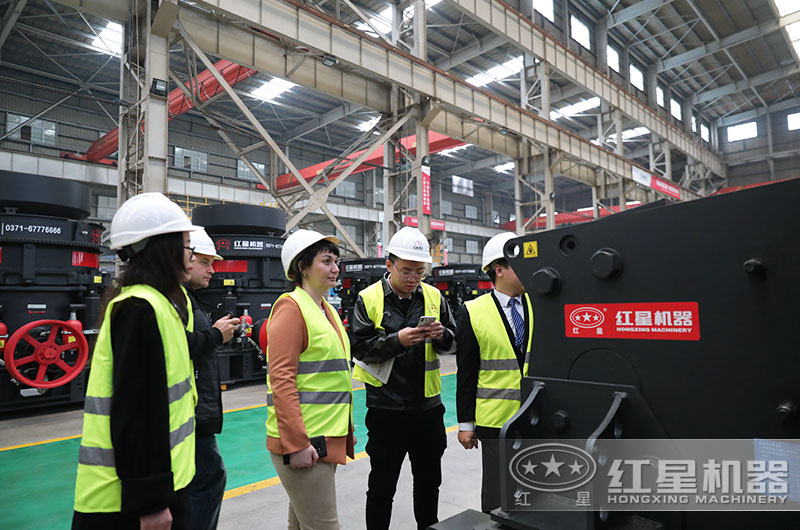 客戶來(lái)廠考察破碎機(jī)設(shè)備 客戶來(lái)廠考察破碎機(jī)設(shè)備