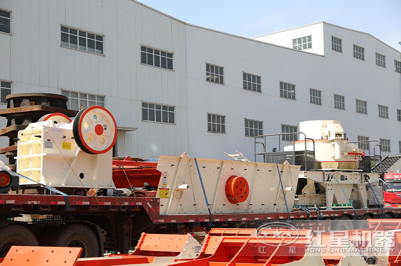 912機(jī)砂石料生產(chǎn)線設(shè)備發(fā)貨現(xiàn)場