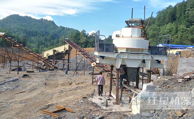 立軸式沖擊制砂機破碎花崗巖生產現(xiàn)場