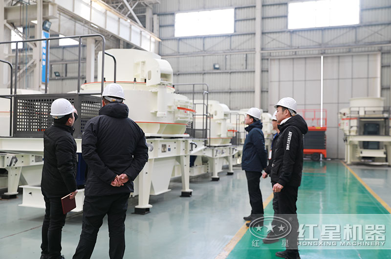 客戶來廠參觀制砂機設(shè)備 客戶來廠參觀制砂機設(shè)備