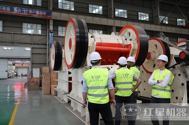 客戶來(lái)廠考察破碎機(jī)設(shè)備 客戶來(lái)廠考察破碎機(jī)設(shè)備