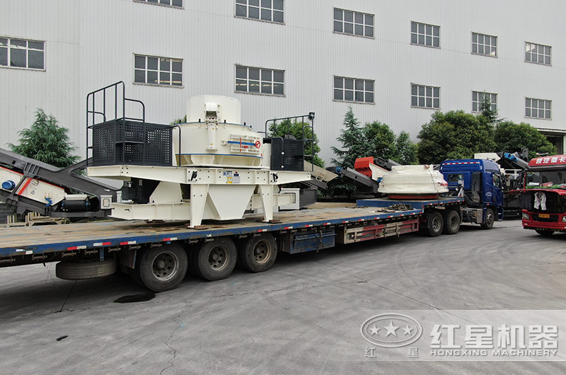 整套碎石制砂機設(shè)備裝車發(fā)貨中 整套碎石制砂機設(shè)備裝車發(fā)貨中