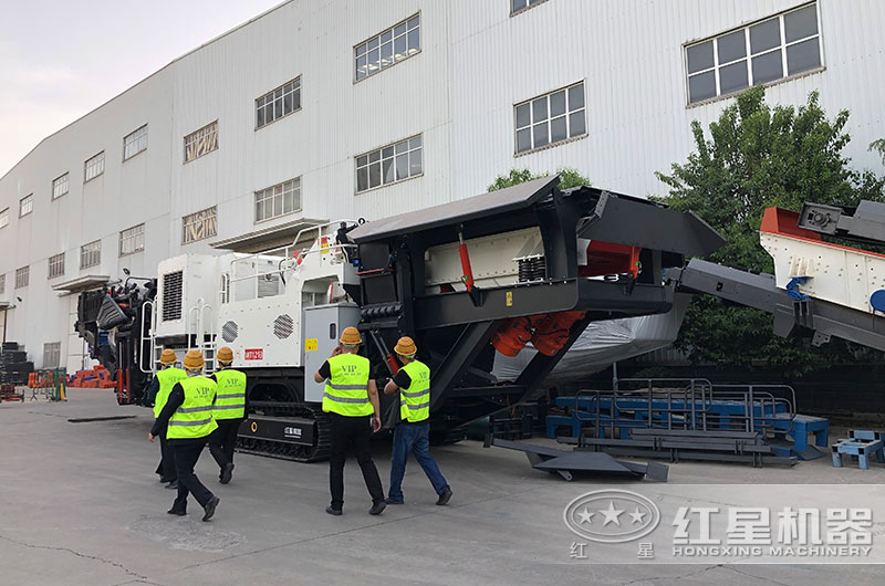 客戶來廠考察履帶移動破碎機設備