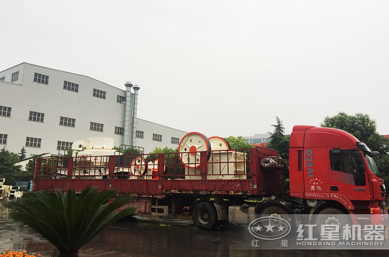 紅星整套煤矸石破碎設(shè)備裝車發(fā)貨現(xiàn)場(chǎng) 紅星整套煤矸石破碎設(shè)備裝車發(fā)貨現(xiàn)場(chǎng)