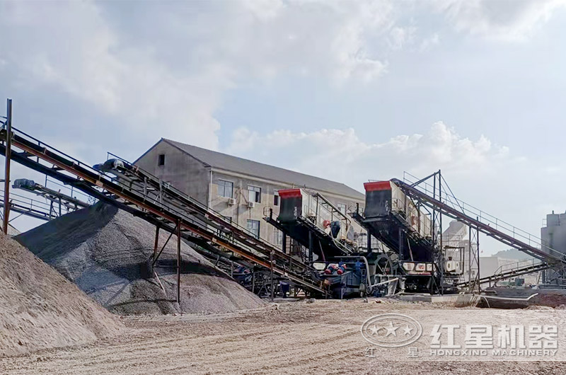 時(shí)產(chǎn)300噸移動(dòng)石料破碎機(jī)生產(chǎn)線(xiàn)現(xiàn)場(chǎng) 時(shí)產(chǎn)300噸移動(dòng)石料破碎機(jī)生產(chǎn)線(xiàn)現(xiàn)場(chǎng)