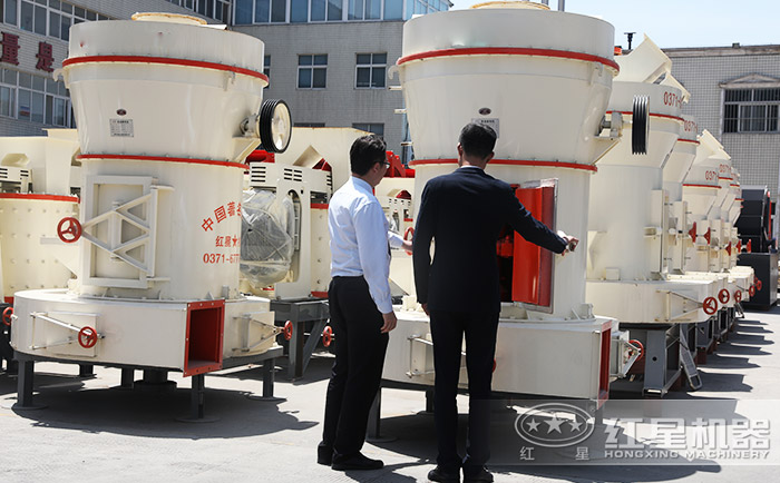 客戶來廠參觀選購雷蒙磨粉機(jī) 客戶來廠參觀選購雷蒙磨粉機(jī)