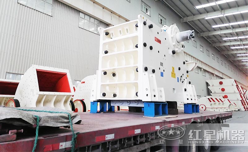 新型碎石機(jī)發(fā)貨現(xiàn)場