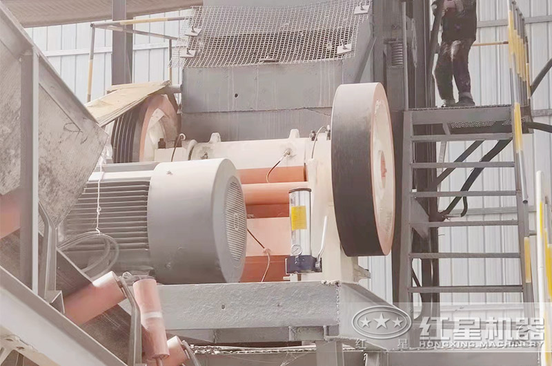 顎式破碎機(jī)現(xiàn)場(chǎng) 顎式破碎機(jī)現(xiàn)場(chǎng)