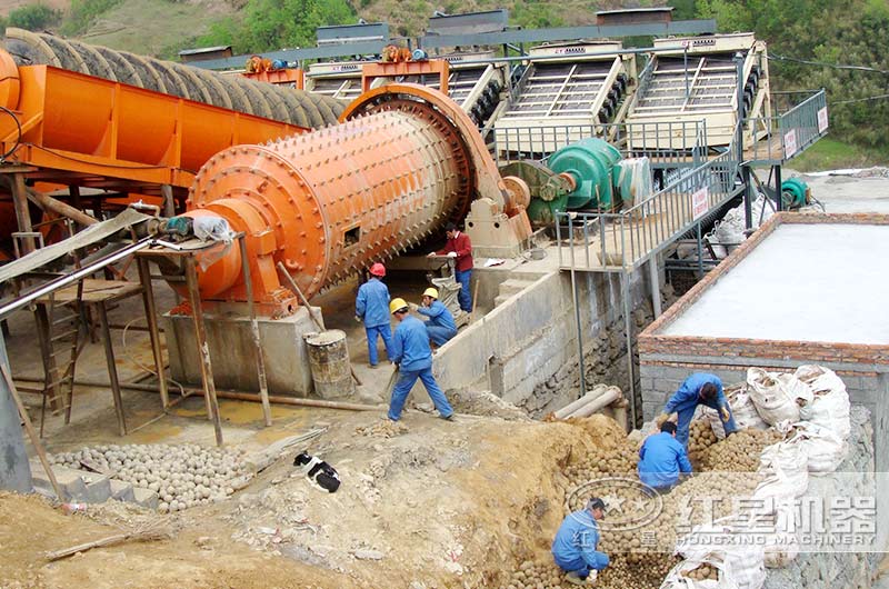 鈣石球磨機(jī)作業(yè)現(xiàn)場(chǎng) 鈣石球磨機(jī)作業(yè)現(xiàn)場(chǎng)