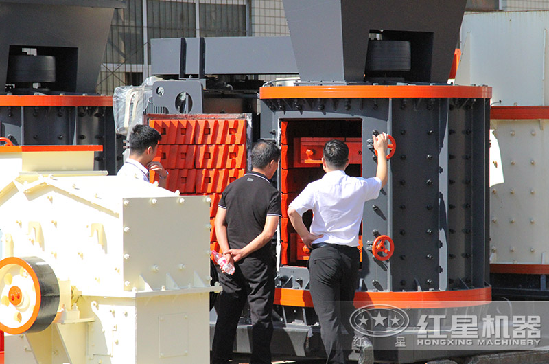 復(fù)合式破碎機客戶參觀選購