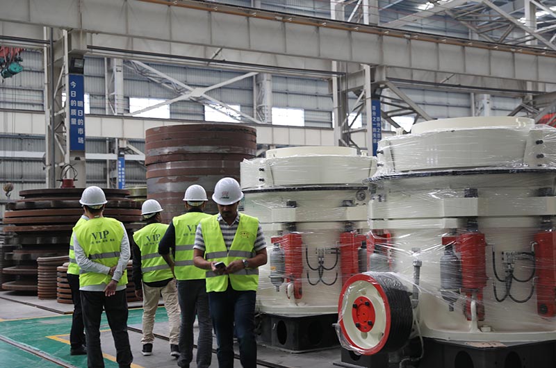 客戶一行來廠考察碎石機設備