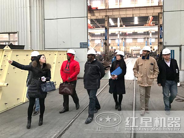 用戶(hù)來(lái)訪參觀設(shè)備生產(chǎn)車(chē)間