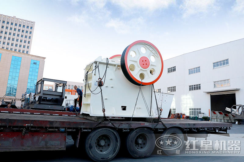 大型鄂式破碎機(jī)發(fā)貨現(xiàn)場