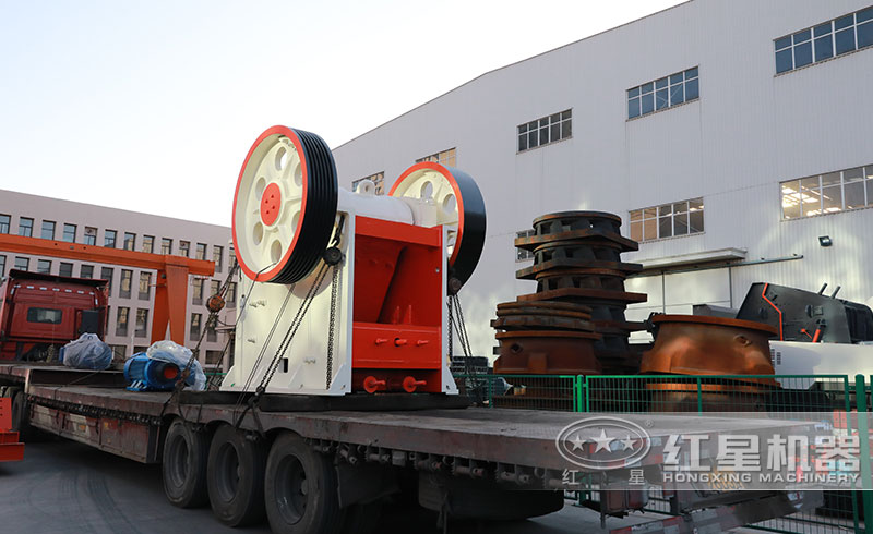 又一臺(tái)小型顎式石子破碎機(jī)發(fā)貨