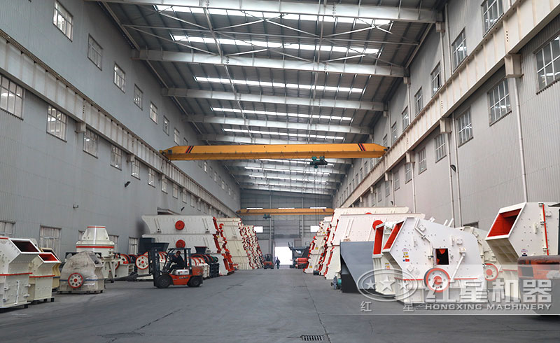 小型破石頭機(jī)生產(chǎn)車間 小型破石頭機(jī)生產(chǎn)車間