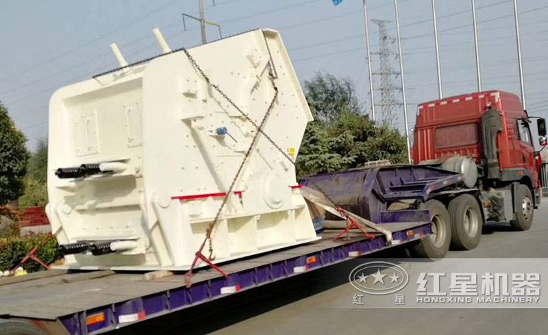 又一臺小型反擊式碎石機(jī)發(fā)貨