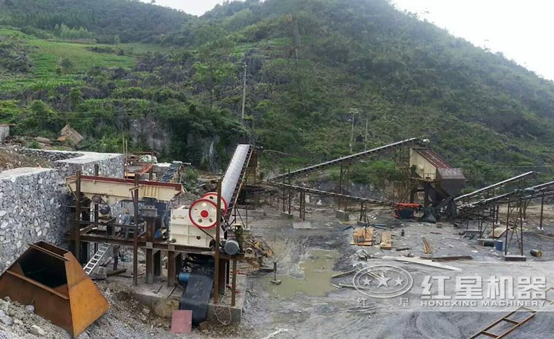 小型鱷式碎石機(jī)客戶現(xiàn)場 小型鱷式碎石機(jī)客戶現(xiàn)場