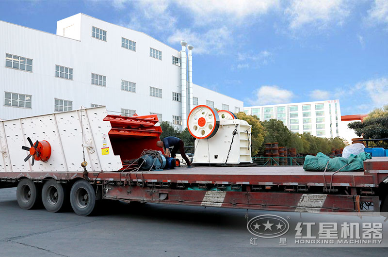 912破碎機(jī)發(fā)貨現(xiàn)場(chǎng)