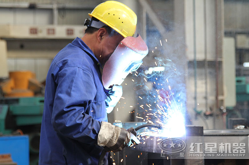 紅星技術(shù)人員認(rèn)真對(duì)待產(chǎn)品的每一個(gè)細(xì)節(jié)