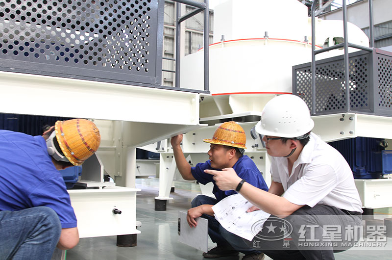 紅星機(jī)器人員帶客戶參觀廠區(qū)，細(xì)心講解生產(chǎn)設(shè)備