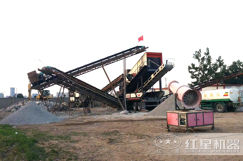 移動(dòng)式粉石子機(jī)正在進(jìn)行作業(yè)