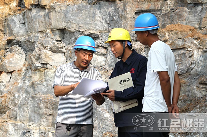 紅星技術人員考察客戶現(xiàn)場，幫助客戶配置生產(chǎn)線