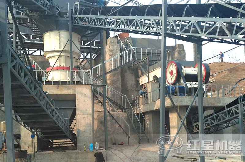 日產(chǎn)1000方顎式碎石機作業(yè)圖