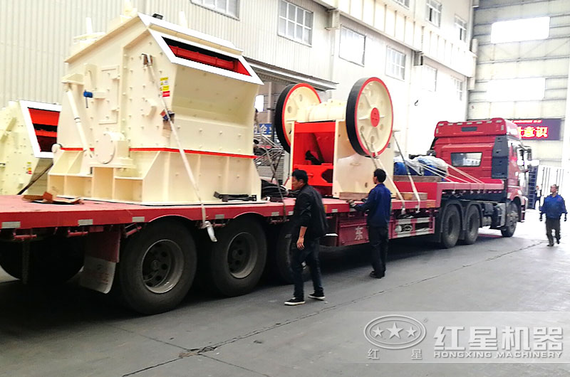 時(shí)產(chǎn)1000噸的石灰石破碎設(shè)備車(chē)間等待發(fā)貨