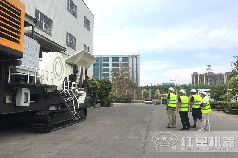 經(jīng)理為來廠參觀的客戶詳細介紹設備