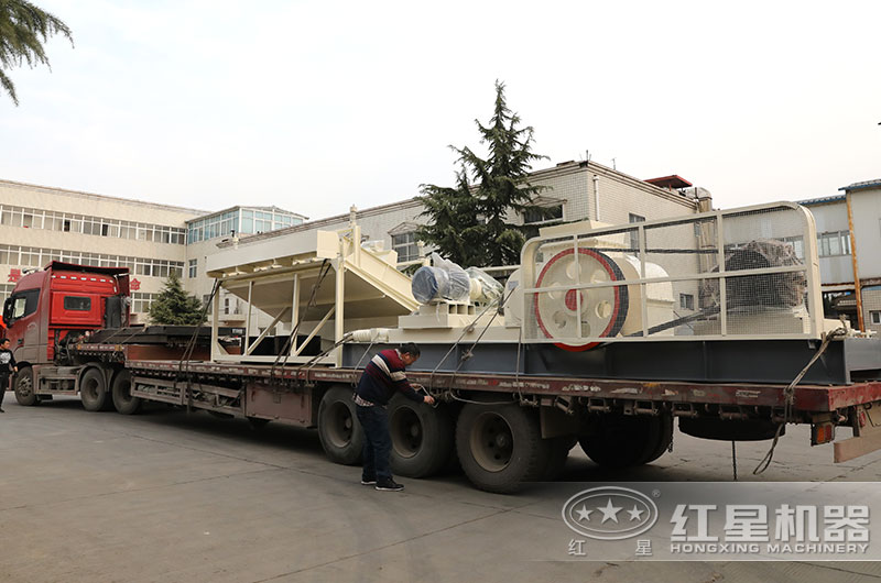 大型對(duì)輥制砂機(jī)發(fā)貨現(xiàn)場(chǎng)