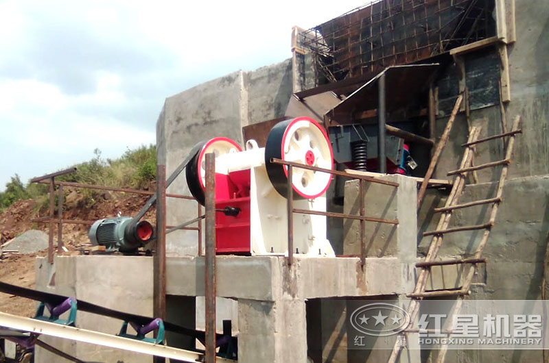 花崗巖破碎機(jī)作業(yè)現(xiàn)場(chǎng)圖