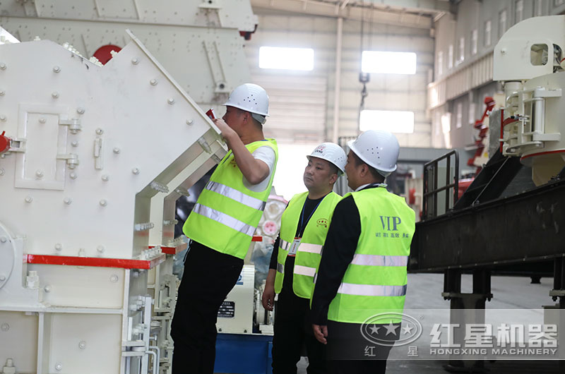 客戶來設(shè)備生產(chǎn)車間考察