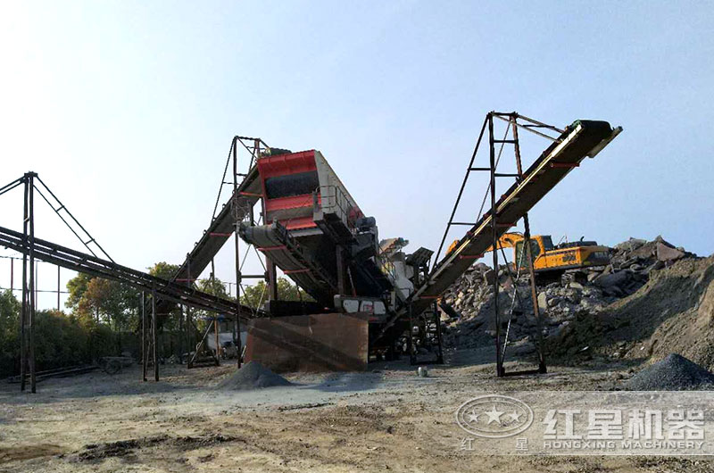 移動(dòng)式砂石破碎機(jī)作業(yè)現(xiàn)場圖