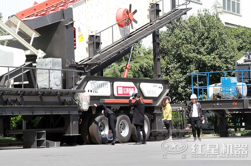 客戶來(lái)廠考察，經(jīng)理陪同做詳細(xì)介紹