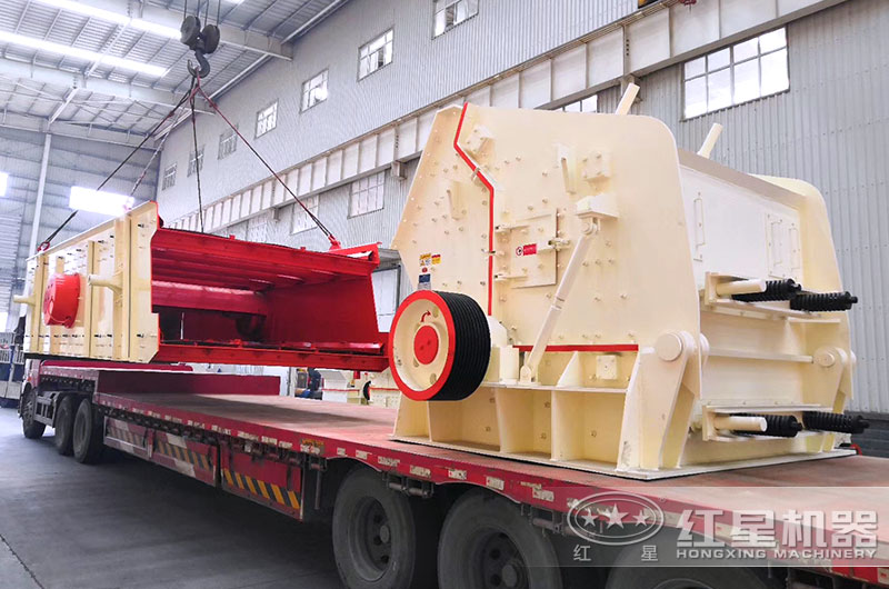 反擊破碎機裝車，準(zhǔn)備發(fā)往湖北