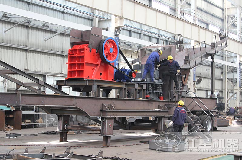 移動粉碎石頭的機(jī)器制造車間 移動粉碎石頭的機(jī)器制造車間