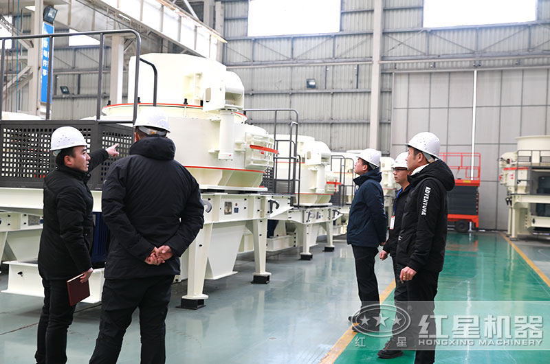 客戶來廠參觀，經(jīng)理陪同詳細(xì)介紹