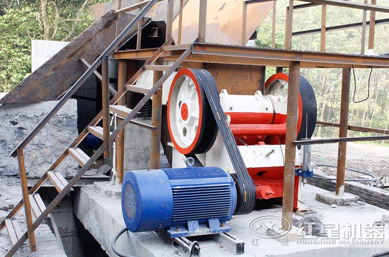 250*1200鄂式破碎機(jī)生產(chǎn)現(xiàn)場圖