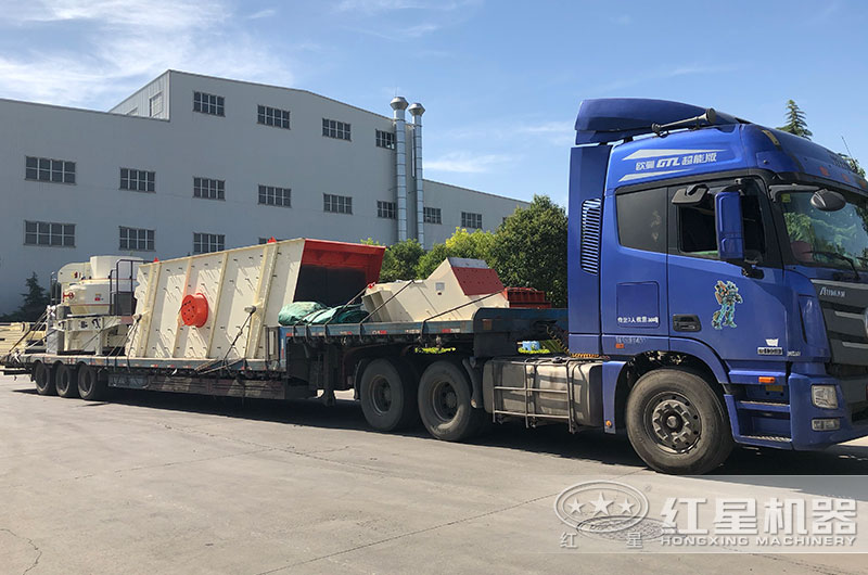 又一臺小型石頭沖擊式破碎機發(fā)貨了