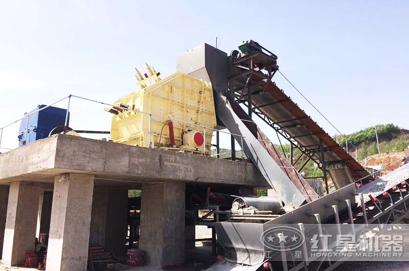 小型反擊式碎石機作業(yè)現(xiàn)場