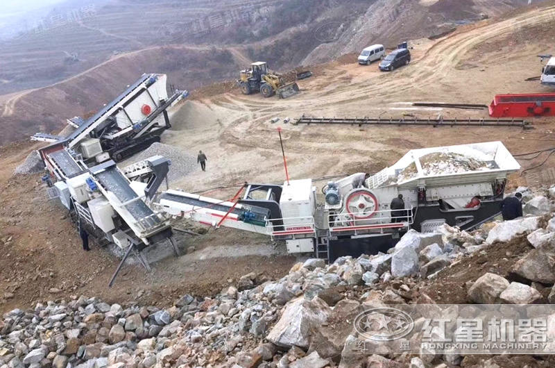 時(shí)產(chǎn)200噸移動(dòng)破碎機(jī)加工生產(chǎn)現(xiàn)場
