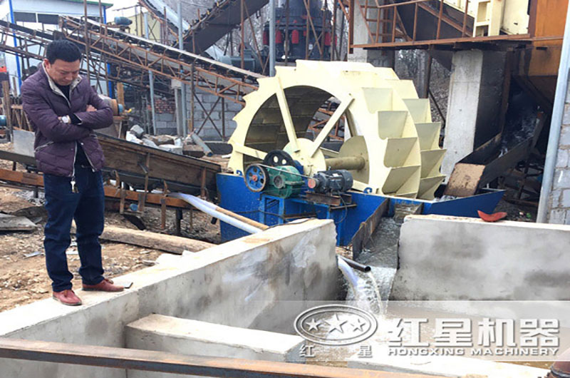 洗砂機旁配置沉淀池，實現(xiàn)水資源循環(huán)利用