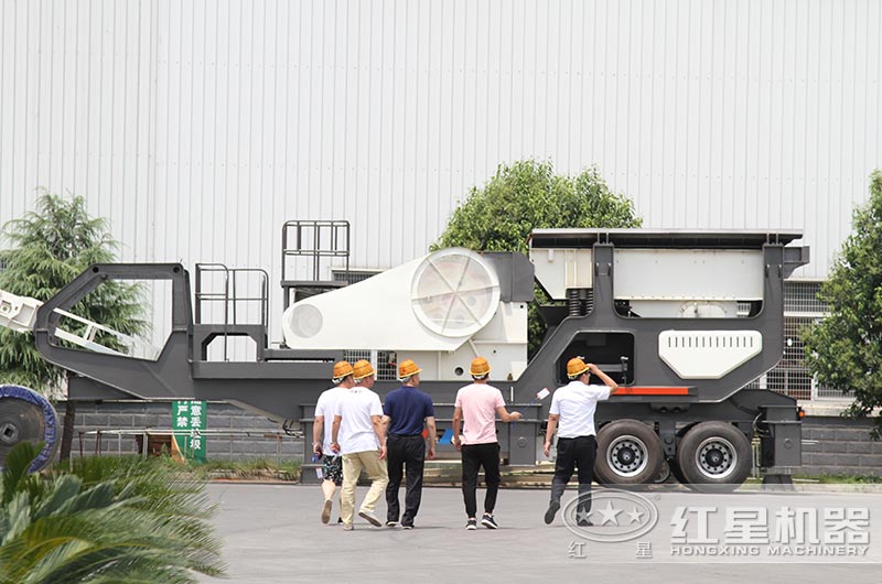 四川客戶來廠區(qū)參觀小型流動(dòng)石料破碎機(jī)