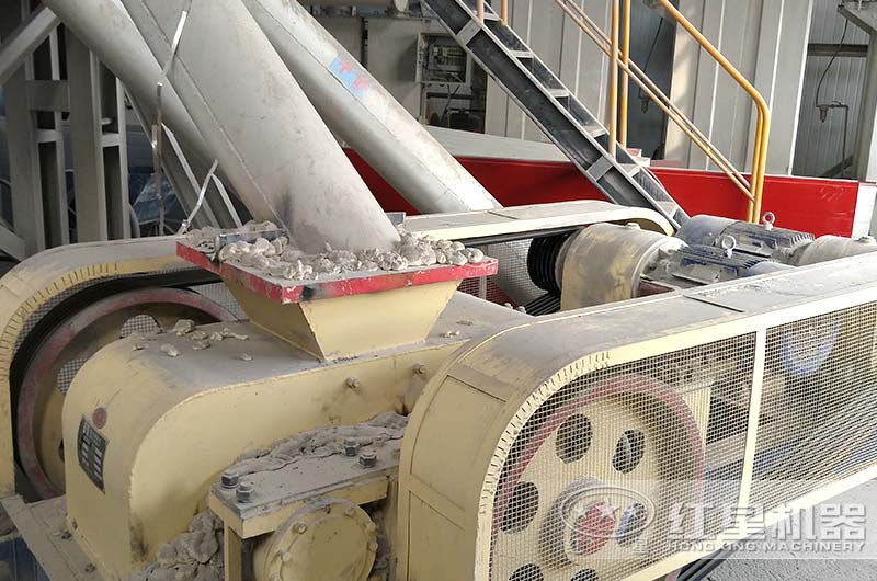 對(duì)輥制砂機(jī)工作現(xiàn)場(chǎng)圖