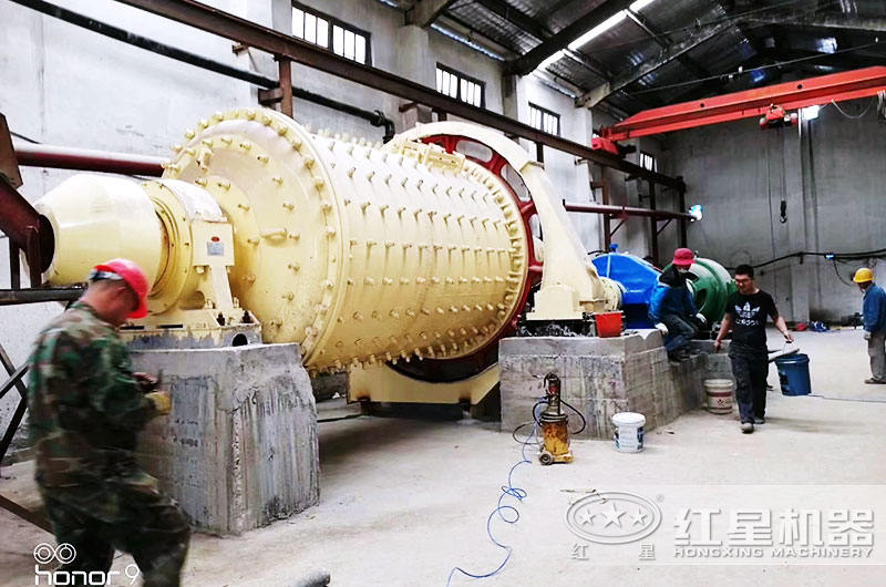 球磨機(jī)安裝進(jìn)行中，等待投產(chǎn)