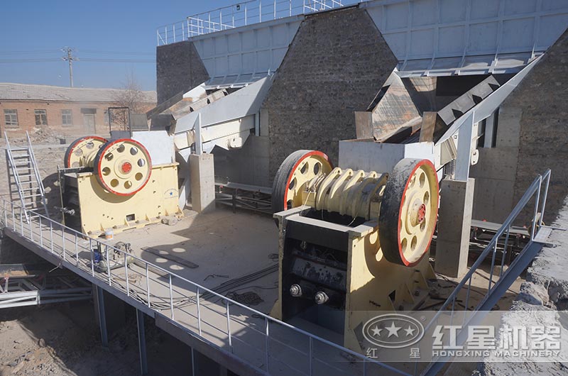 兩臺(tái)顎式破碎機(jī)并行使用