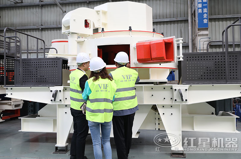 客戶來廠區(qū)參觀滿足時(shí)產(chǎn)100噸鵝卵石制砂機(jī)