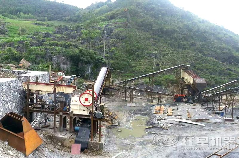 1215顎式破碎機(jī)現(xiàn)場(chǎng)作業(yè)圖