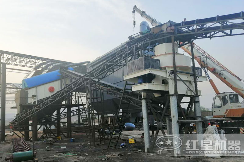 時(shí)產(chǎn)50-100噸小型制砂機(jī)作業(yè)現(xiàn)場（配備環(huán)保措施）