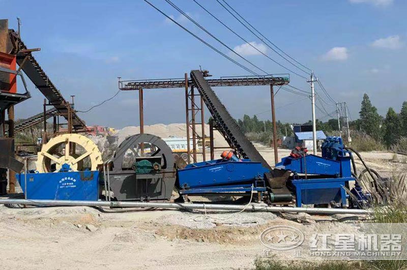 洗砂機(jī)等待安裝投產(chǎn) 洗砂機(jī)等待安裝投產(chǎn)